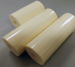 Объемное сопротивление 1014 Ωcm Al2O3 Керамическое сопротивление изоляции 1012 Ωcm Электрический изолятор для промышленных применений